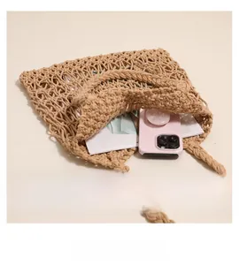 Capacità interna della borsa da spiaggia beige intrecciata con spazio per telefono e rivista
