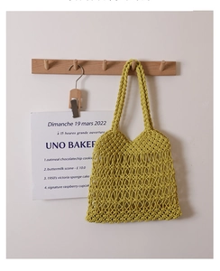 Dettaglio borsa a tracolla in maglia di cotone traforata con fiori stile da spiaggia