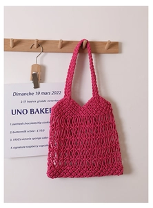 Dettagli della borsa a spalla in cotone rosa acceso con trame traforate a rete intrecciate