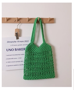 Dettaglio della borsa a tracolla verde brillante fatta a mano con trama a rete