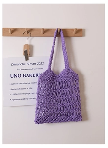 Dettaglio della borsa tote in cotone viola all'uncinetto con trama a rete e design curato