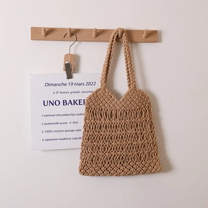 Borsa a spalla minimalista in maglia color cammello chiaro con trama traforata per la spiaggia