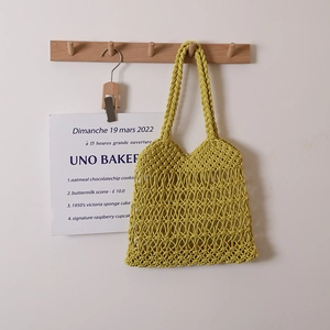 Borsa a tracolla in maglia verde lime fatta a mano con design cavo per la spiaggia