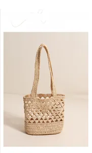 Détail du sac cabas en raphia ajouré avec motif de tissage en losanges élégant