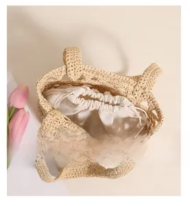 Détail du sac cabas en raphia avec intérieur spacieux et doublure à cordon de serrage