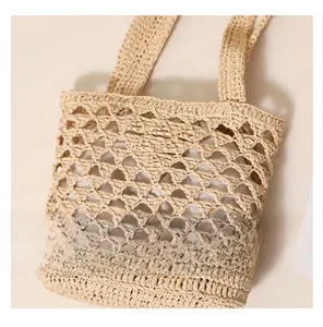 Détail du tissage ajouré en raphia et de la doublure en tissu doux du sac de plage tressé