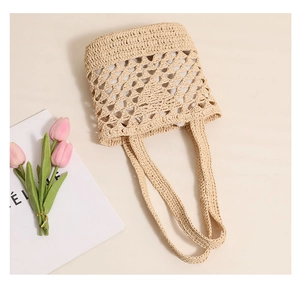 Détail du sac cabas en raphia beige avec motif ajouré en tricot de forme triangulaire