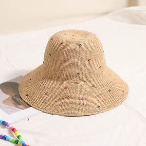 Chapeau de soleil en raphia tissé avec broderies colorées en V et large bord