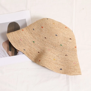 Chapeau de soleil en raphia tissé avec pois brodés colorés et bord large pour vacances plage
