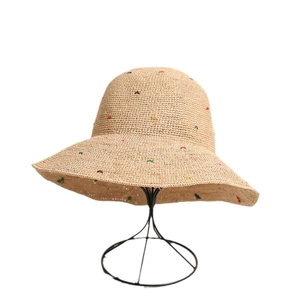 Chapeau de soleil en raphia à bords larges avec broderies colorées sur support en métal