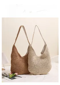 Détail de sacs bandoulière en crochet fait main marron et beige aux motifs floraux