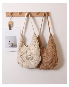 Détail du sac à bandoulière en crochet fait main avec motifs floraux tricotés ajourés