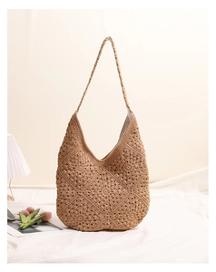 Vue détaillée du motif floral au crochet marron et de la doublure intérieure grise douce