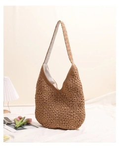 Détail des motifs de fleurs crochetés à la main et de la doublure intérieure du sac marron