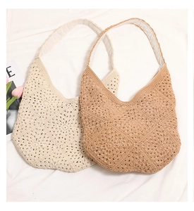Détail de sacs à bandoulière en crochet fait main avec motif floral évidé en beige et camel