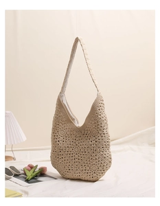 Détail d'un sac cabas beige crocheté à la main avec motifs floraux ajourés complexes