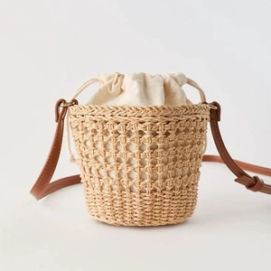 Sac seau en paille tressée avec doublure en lin et fine bandoulière en cuir marron