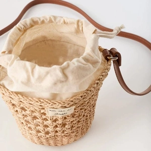Sac seau en paille avec doublure à cordon et bandoulière en cuir pour la plage