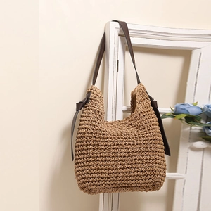 Borsa hobo in paglia fatta a mano con tracolla in pelle marrone per vacanze estive