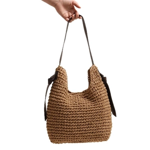 Grande borsa tote in paglia marrone caffè con nastri laterali e tracolle