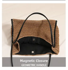 Dettaglio della chiusura magnetica e della fodera in pelle nera della borsa in paglia