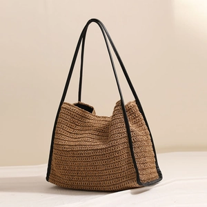 Grande borsa tote in paglia intrecciata con manici in pelle nera per le vacanze