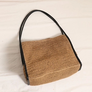 Grande borsa tote in paglia con manici in pelle nera per lo stile vacanza al mare