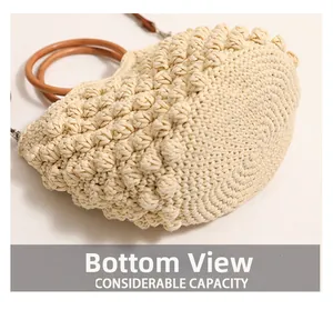 Vue détaillée du fond spacieux et des motifs en tricot de ce sac de plage tissé