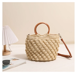 Détail du sac en paille tissé main avec anses anneaux bois et bandoulière amovible
