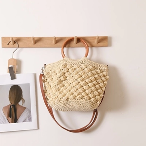 Sac bandoulière en paille tressée à la française avec poignées en bois et perles