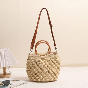 Sac bandoulière en paille avec poignées en bois et bandoulière en cuir pour les vacances