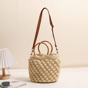 Sac seau en paille tissée à la main avec anses en bois et bandoulière en cuir beige