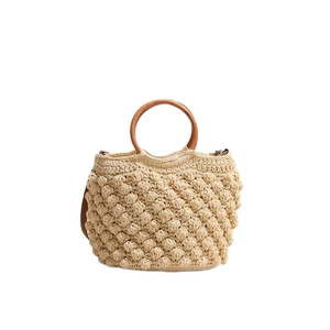 Sac bandoulière en paille style français avec poignée en bois et texture crochetée