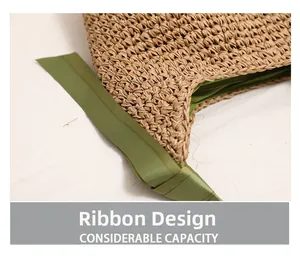 Détail du sac en paille tressée avec ruban vert olive et doublure intérieure premium