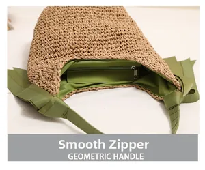Vue détaillée du sac en paille avec doublure en tissu vert et poche zippée en métal