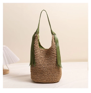 Détail du tissage de ce sac cabas en paille avec poignée à ruban vert et nœud élégant