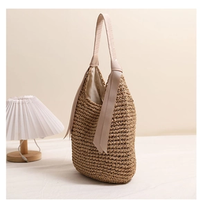 Détails du tissage du sac en paille avec ruban de satin rose élégant et doublure intérieure
