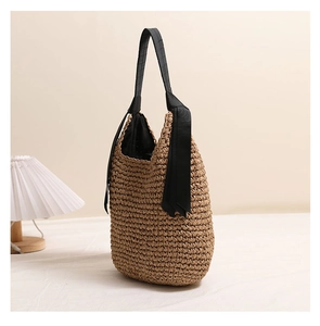 Détail d'un sac en paille tissé à la main avec fibres végétales et rubans noirs élégants