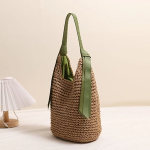 Sac bandoulière en paille marron avec poignées vertes et ruban pour la plage