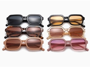 Gros plan de lunettes de soleil carrées rétro aux couleurs jelly et montures écailles