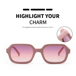 Détail de lunettes de soleil carrées roses montrant la charnière et les verres dégradés