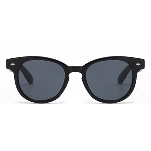 Klassische ovale Sonnenbrille in Schwarz mit Silbernieten und dunkelgrauen Gläsern