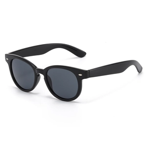 Klassische ovale schwarze Sonnenbrille mit Retro Silbernieten und Polargläsern