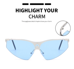 Détail de la charnière en métal et du design croissant sur lunettes de soleil Y2K