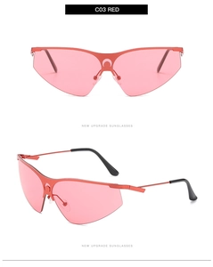 Détail de lunettes de soleil Y2K rouges avec découpe en croissant et verres transparents