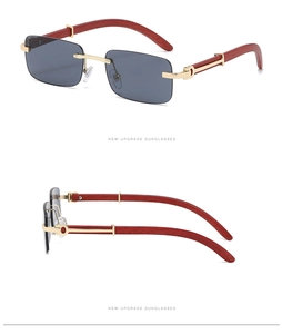 Vue détaillée des lunettes de soleil grises sans monture avec branches en bois et métal doré
