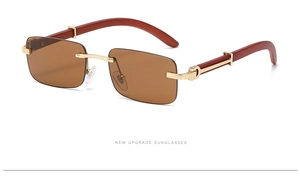Détail de lunettes de soleil rétro sans monture avec verres bruns et branches en bois