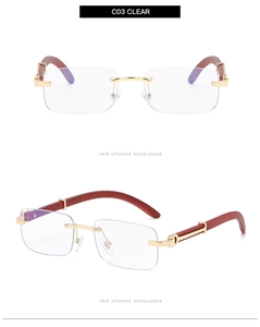 Détail de lunettes sans monture avec pont doré gravé et branches en bois à boucle en C