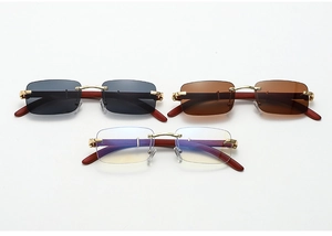 Trois paires de lunettes de soleil sans monture vintage avec branches à texture grain de bois