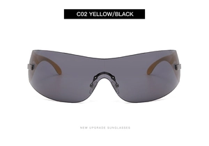 Dettaglio degli occhiali da sole sportivi Y2K avvolgenti in finitura giallo-nero